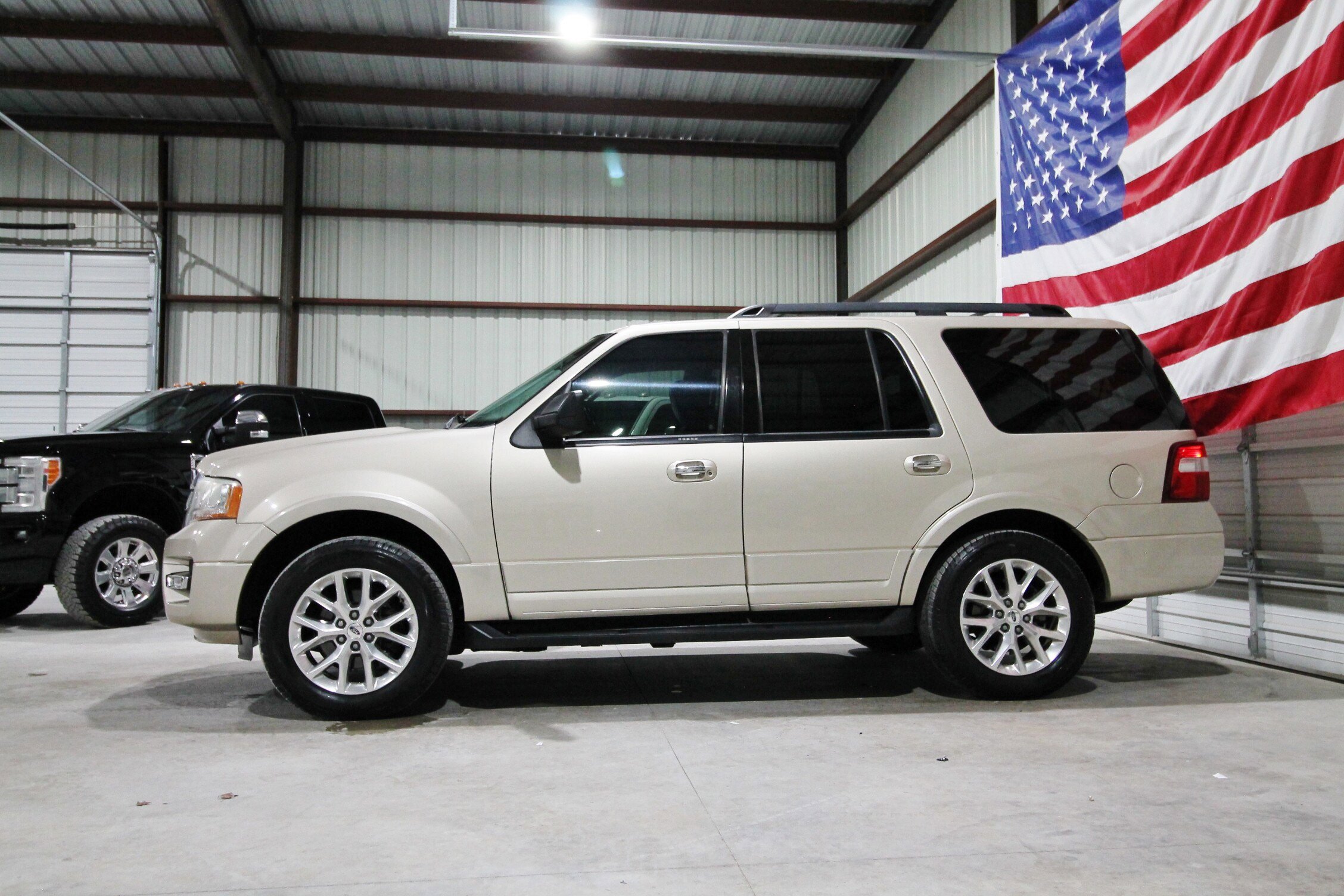 Used 2017 Ford Expedition XLT w/ Equipment Group 202A RWD image 5