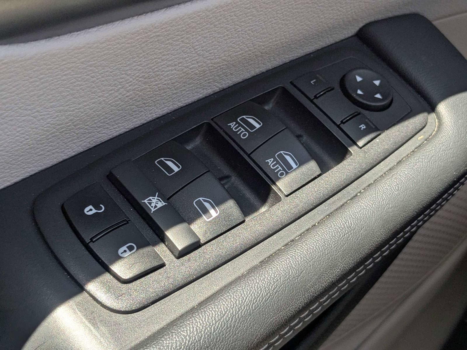 Used 2024 Chrysler Pacifica Touring-L FWD image 25