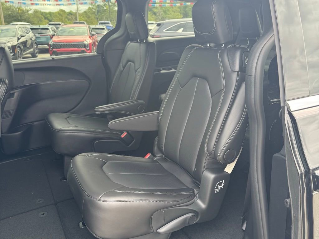 New 2026 Chrysler Pacifica Select image 12