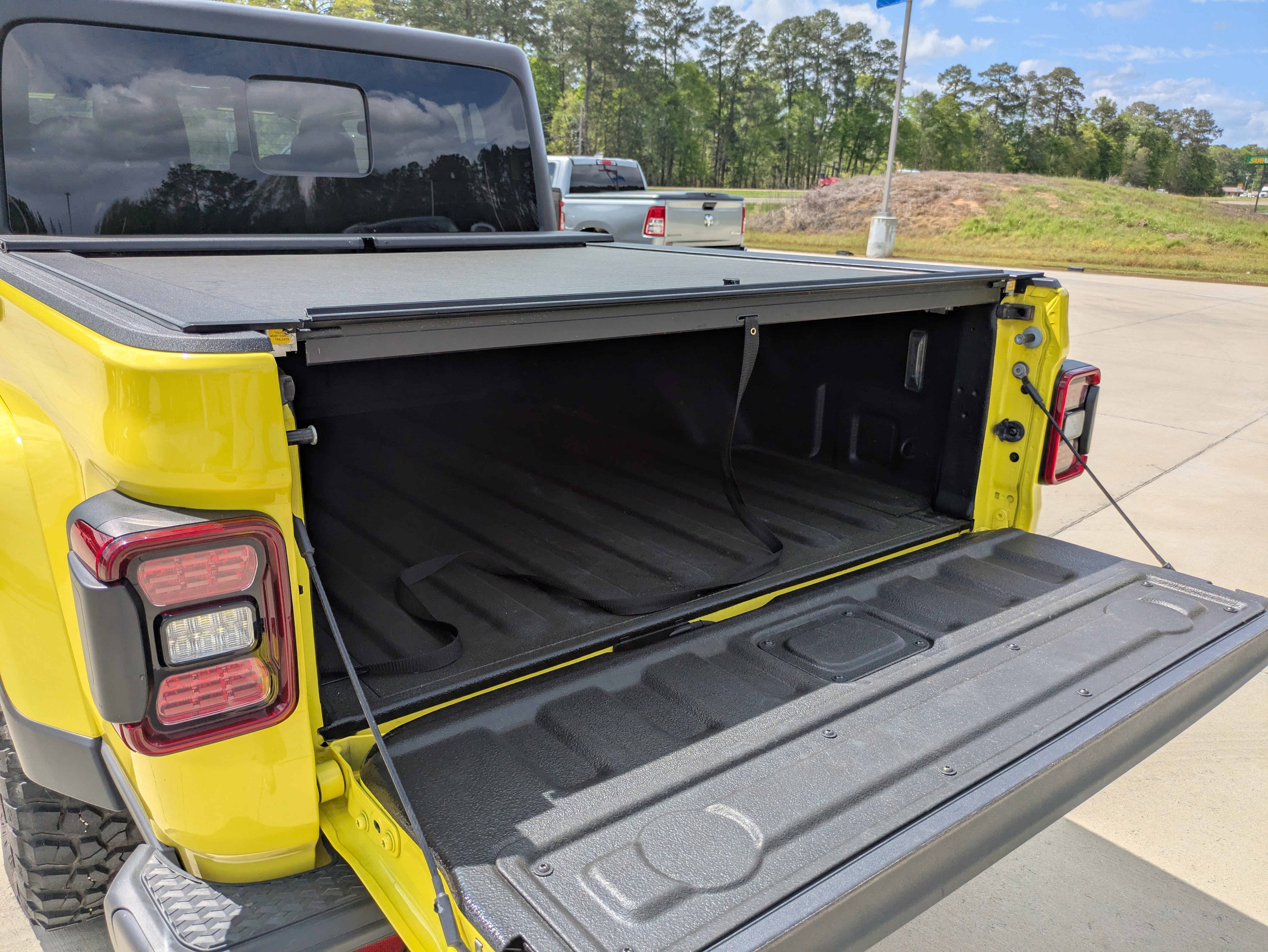 Used 2023 Jeep Gladiator Willys image 7
