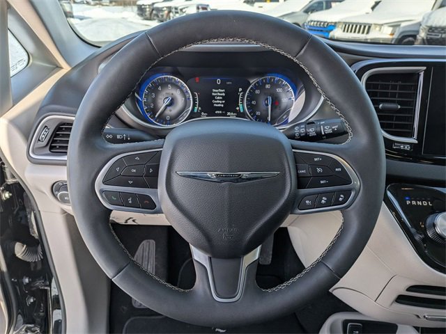 Certified 2024 Chrysler Pacifica Touring-L image 16