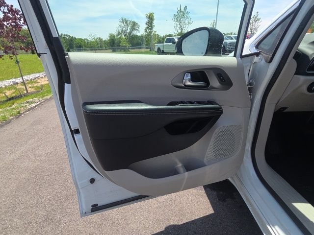 Used 2023 Chrysler Pacifica Touring-L FWD image 27