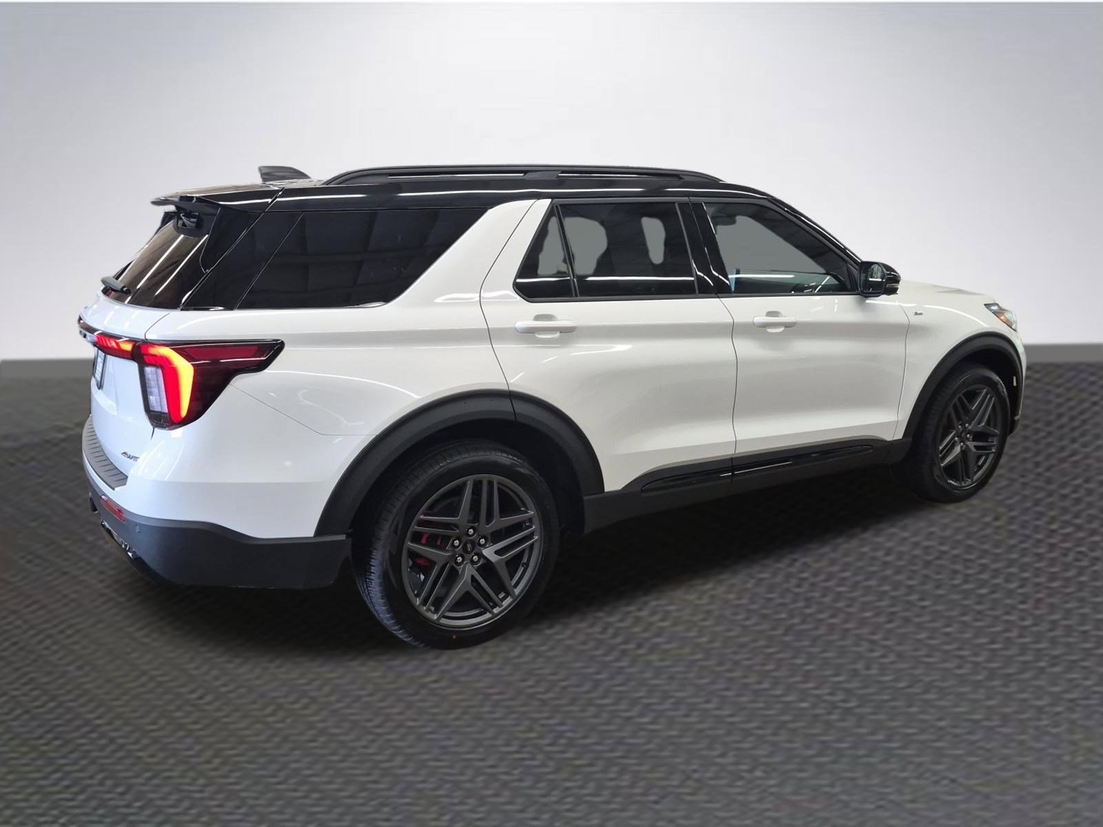 Used 2025 Ford Explorer ST-Line w/ Premium Package AWD/4WD image 4