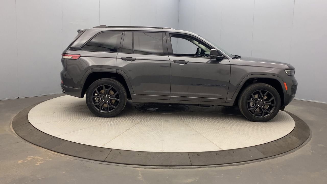 Used 2023 Jeep Grand Cherokee 30th Anniversary AWD/4WD image 6