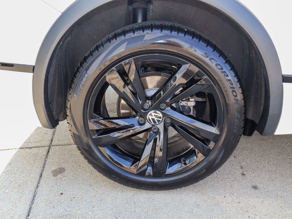 Certified 2024 Volkswagen Tiguan SE R-Line AWD/4WD image 9