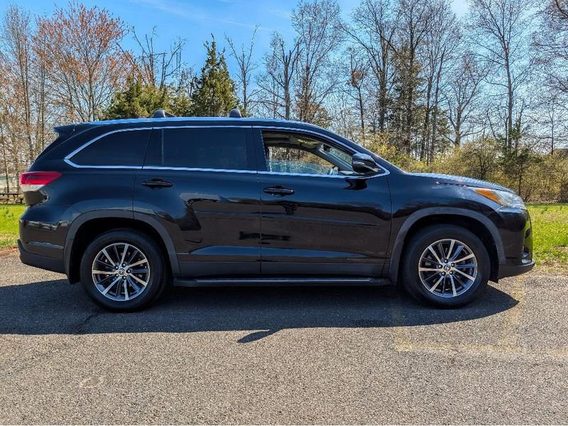 Used 2019 Toyota Highlander XLE AWD/4WD image 4
