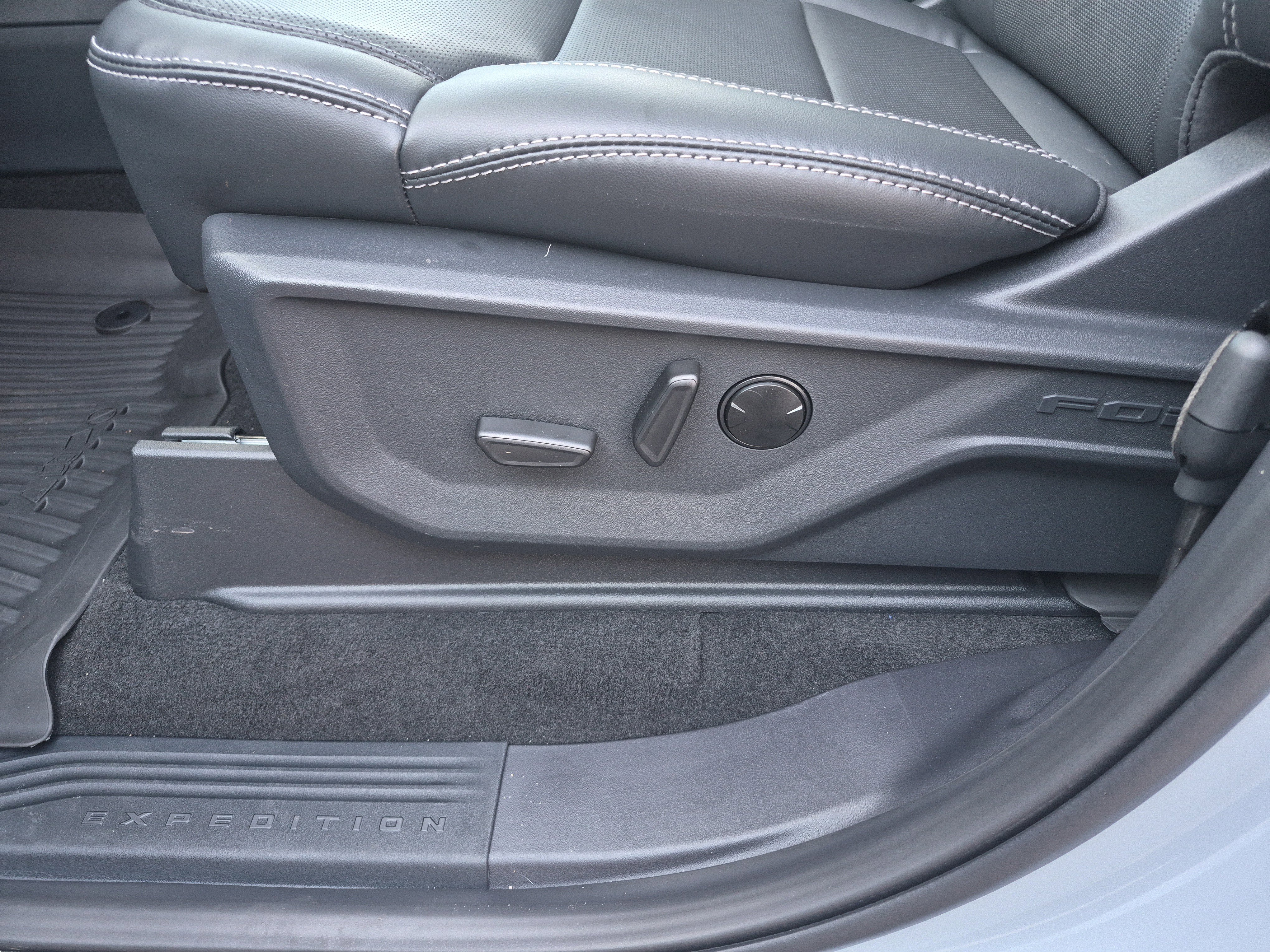 New 2025 Ford Expedition Max Platinum w/ Stealth Performance Package image 13