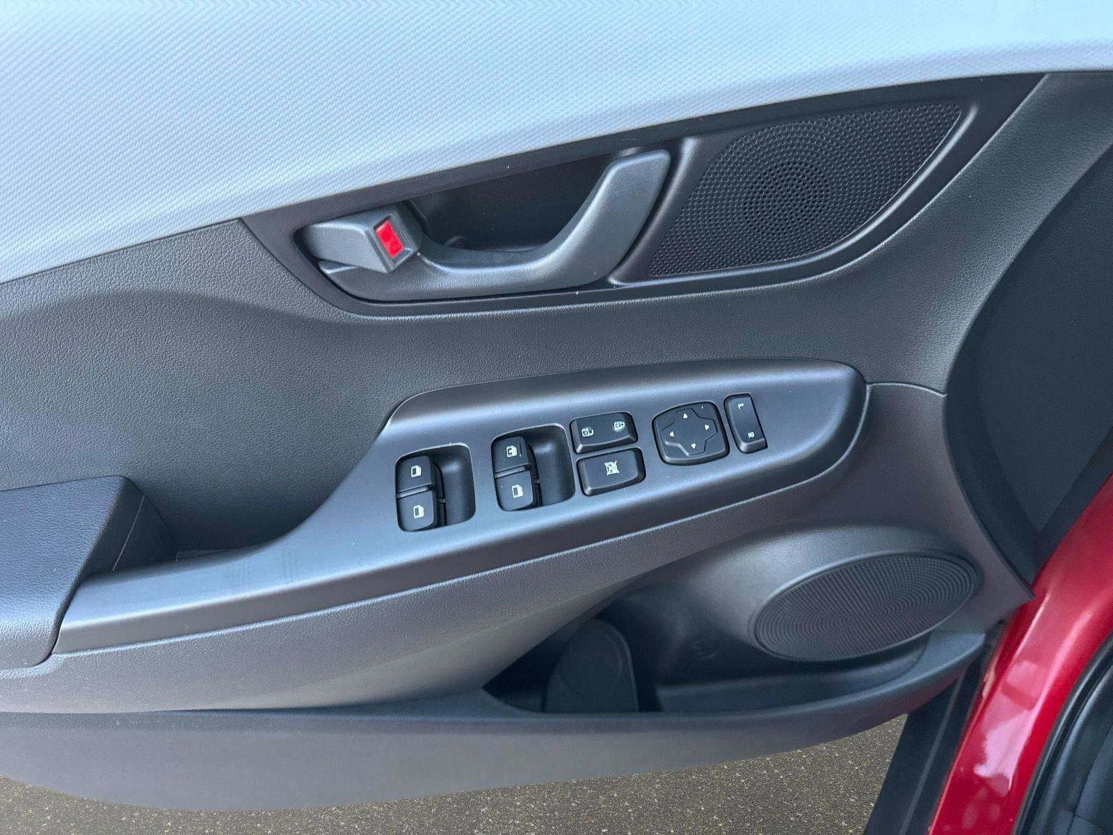 Used 2021 Hyundai Kona SE w/ Cargo Package image 18