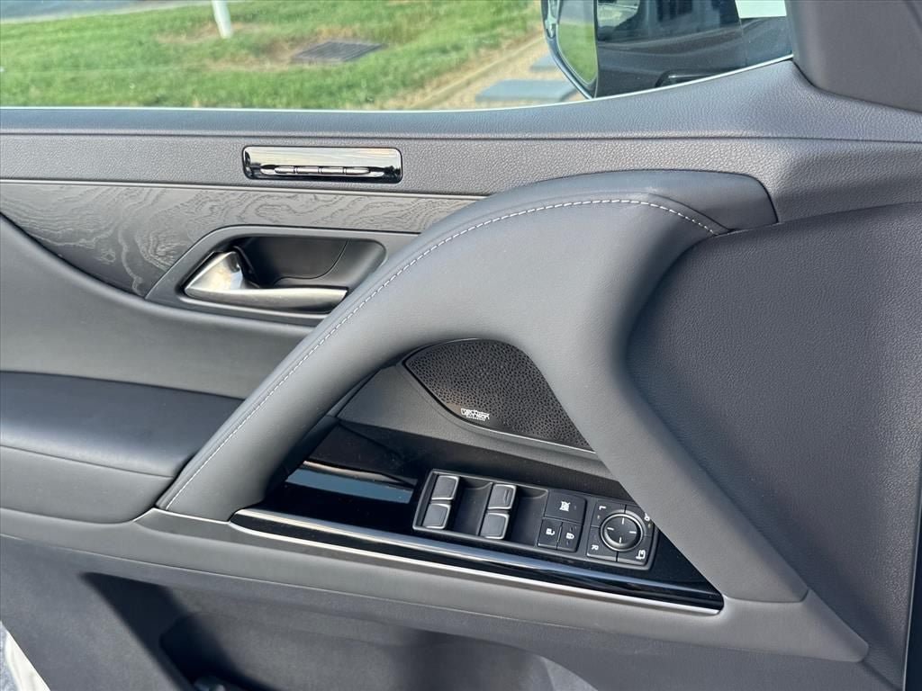 Used 2023 Lexus LX 600 4WD w/ Accessory Package (Z1) image 18