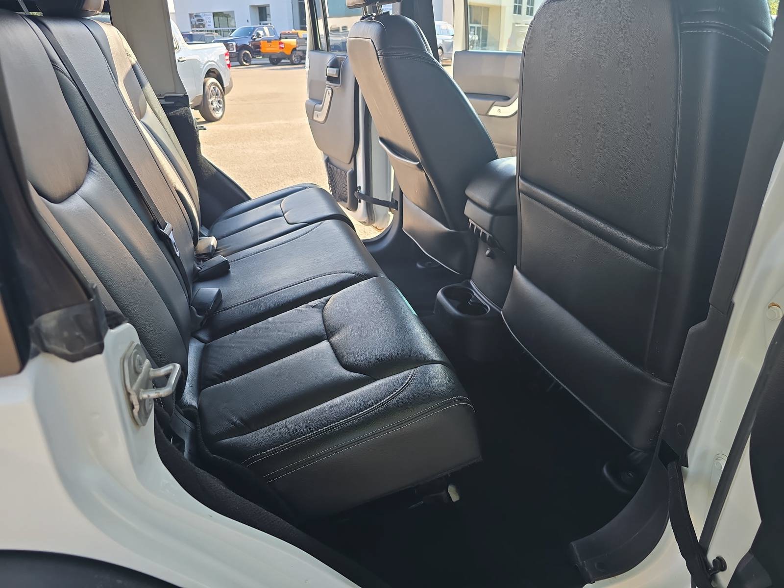 Used 2017 Jeep Wrangler Unlimited Rubicon w/ Connectivity Group AWD/4WD image 11