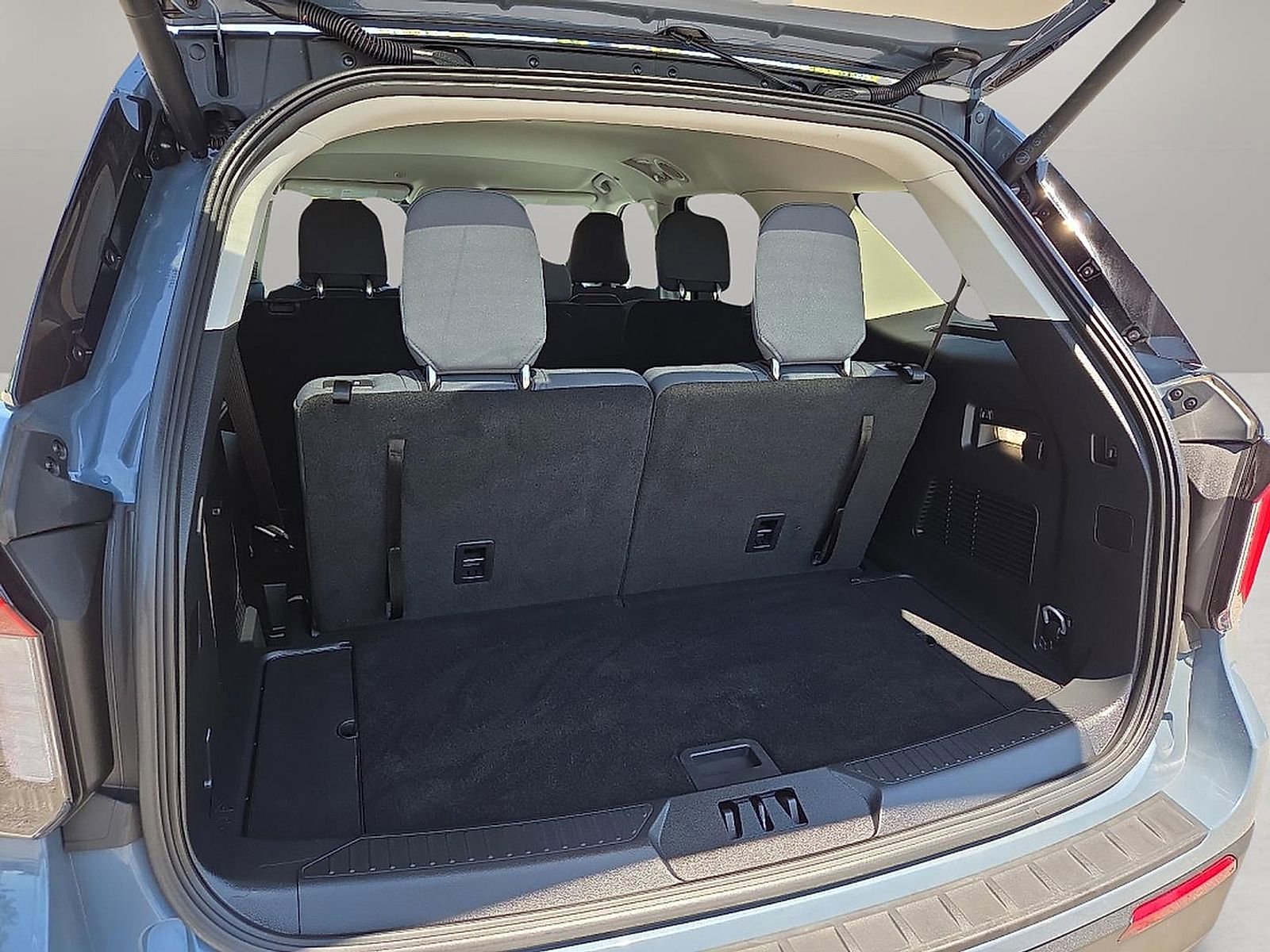 Used 2025 Ford Explorer Active AWD/4WD image 9