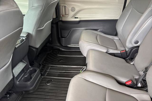 Certified 2022 Toyota Sienna XLE w/ XLE Plus Package FWD image 4
