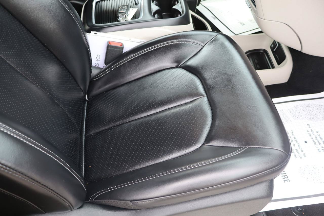 Used 2023 Chrysler Pacifica Touring-L FWD image 13