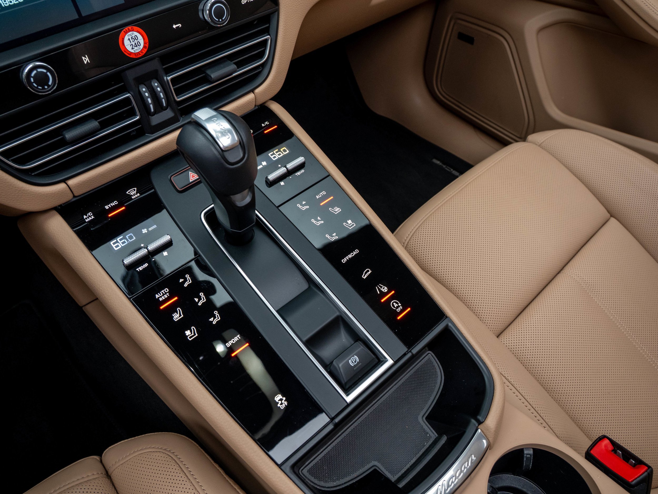 Certified 2025 Porsche Macan AWD/4WD image 25