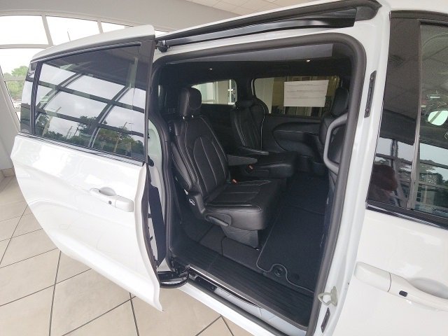 New 2026 Chrysler Pacifica Select image 18