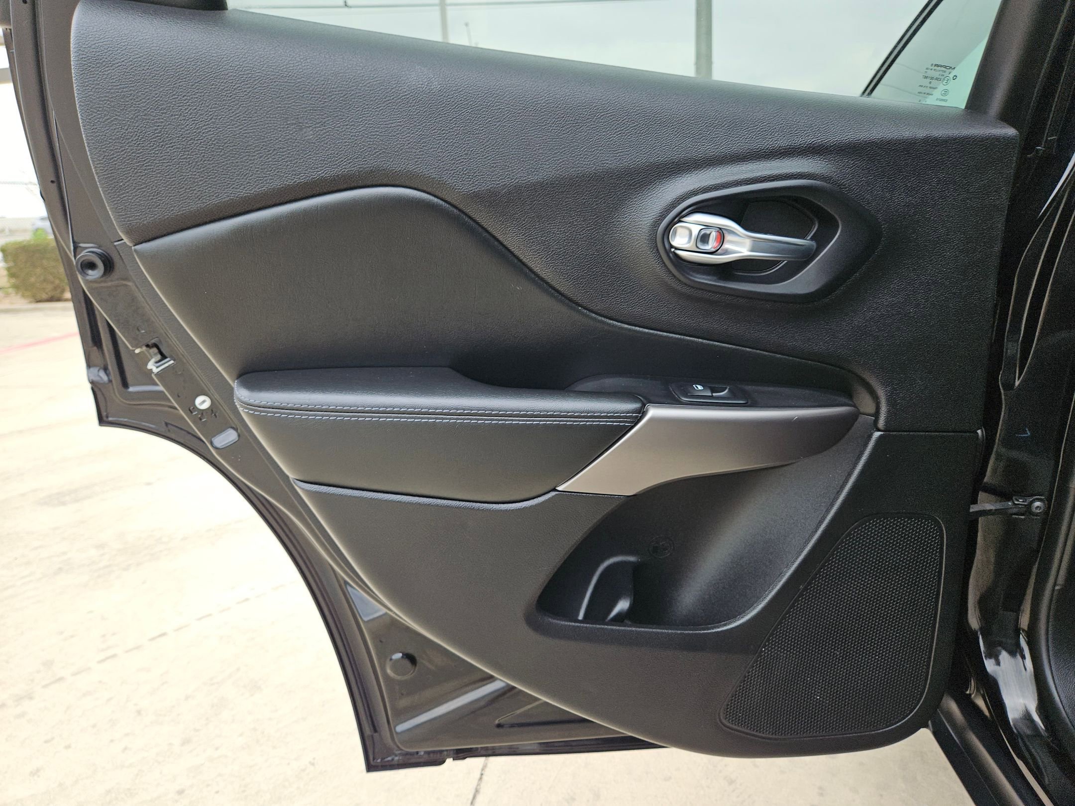 Used 2021 Jeep Cherokee Latitude w/ Mopar Interior Package image 15