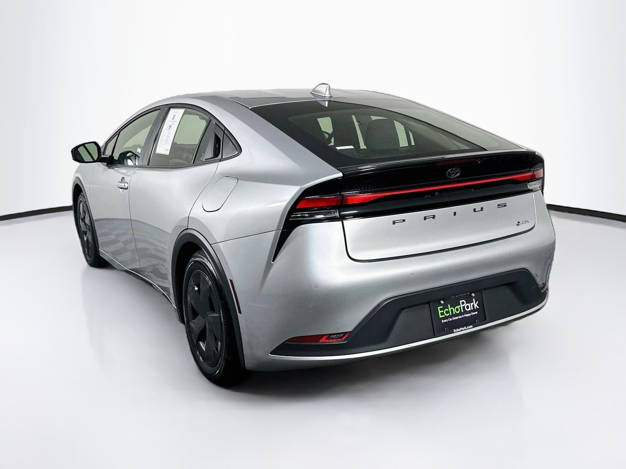 Used 2025 Toyota Prius LE FWD image 5