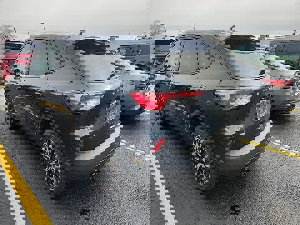 Used 2022 Ford Escape SE w/ SE Sport Appearance Package image 3