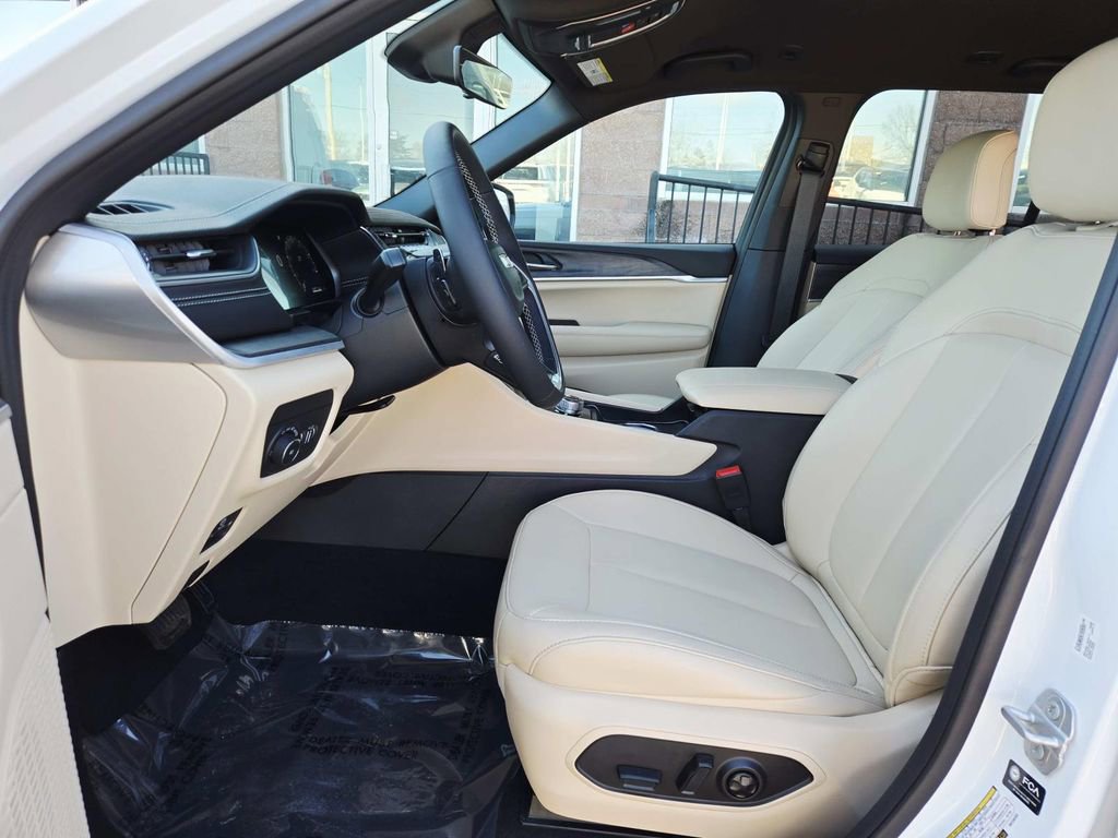 Used 2025 Jeep Grand Cherokee Limited image 11