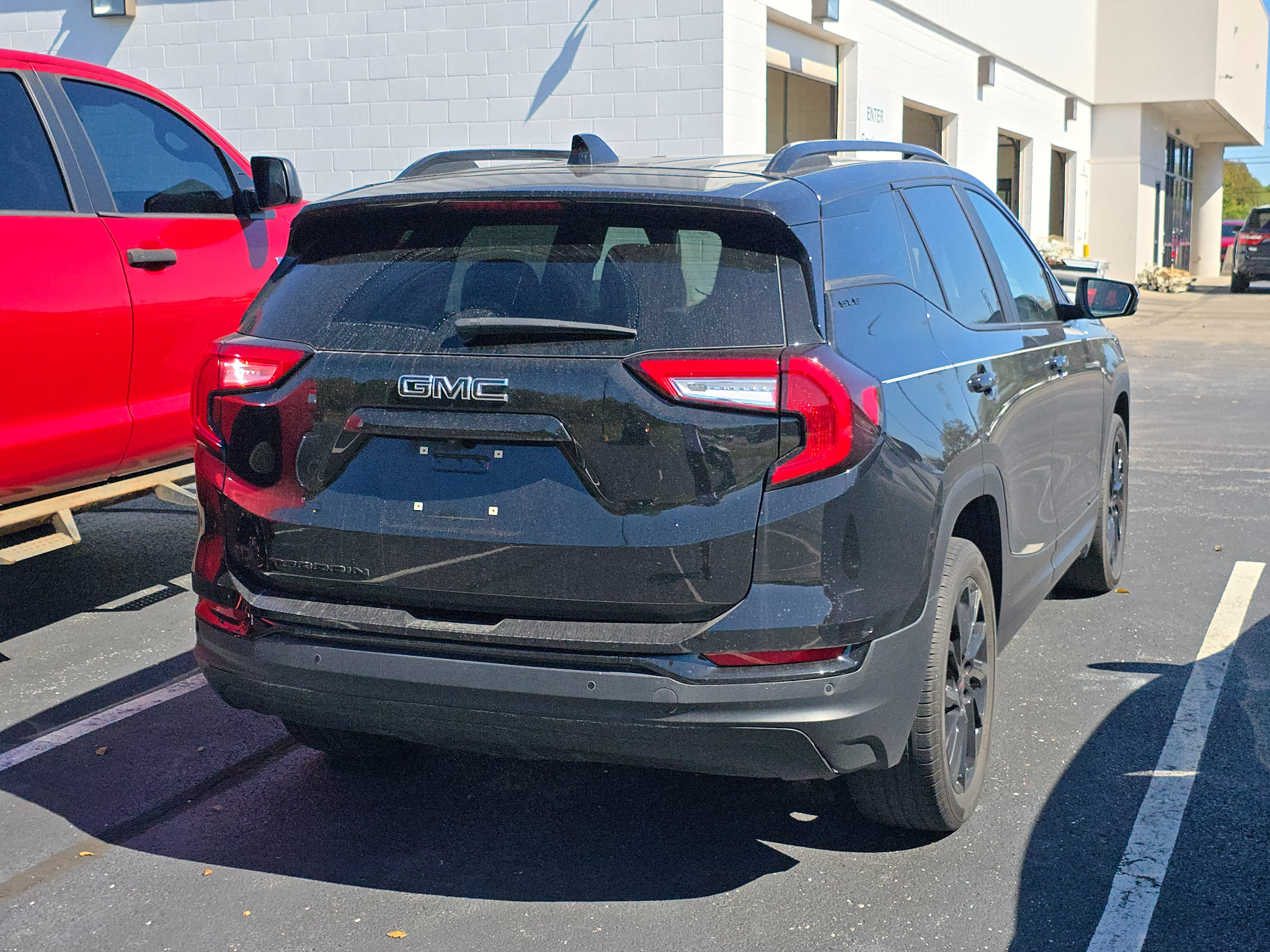 Used 2024 GMC Terrain SLE w/ Driver Convenience Package FWD image 3