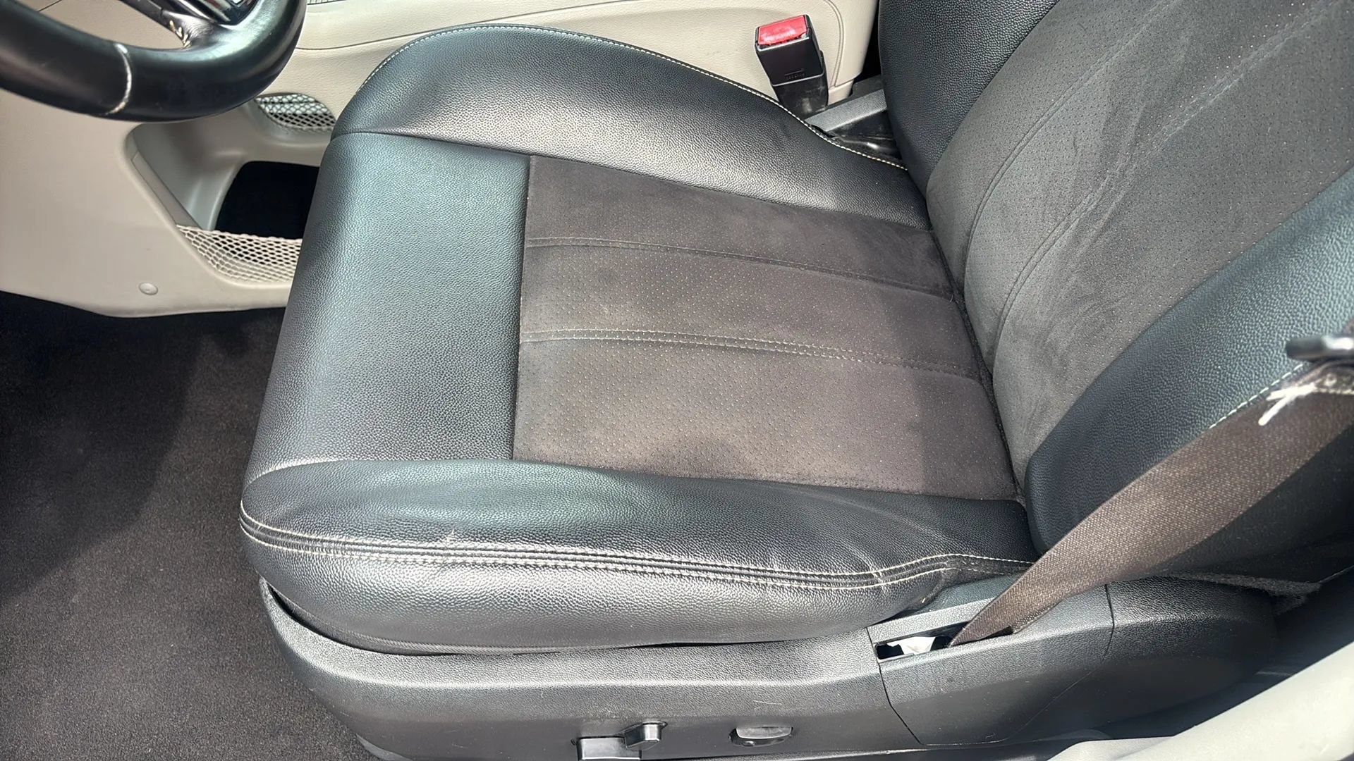 Used 2020 Dodge Grand Caravan SXT FWD image 26