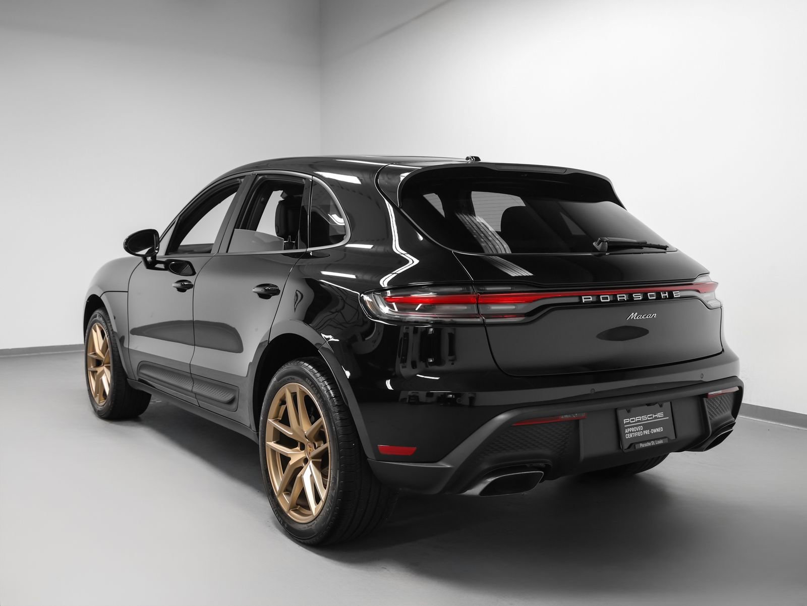 Certified 2025 Porsche Macan AWD/4WD image 3