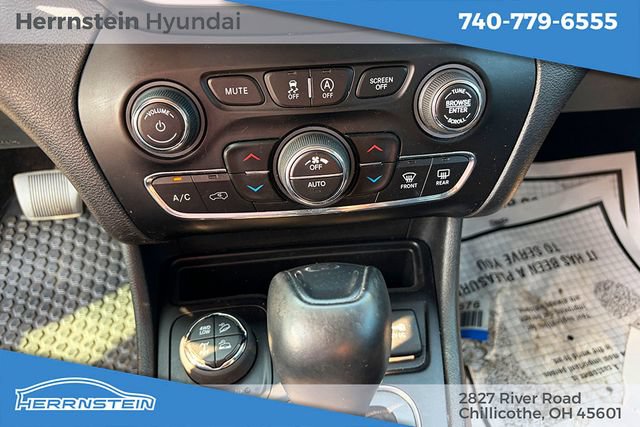Used 2019 Jeep Cherokee Trailhawk AWD/4WD image 19