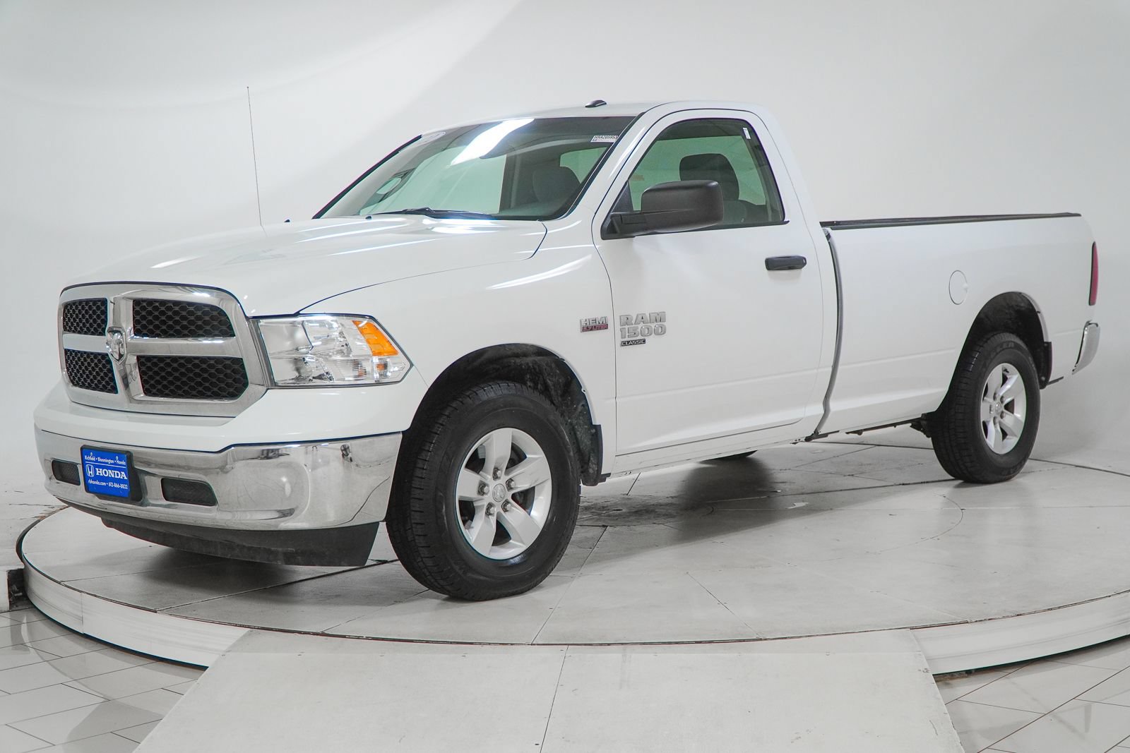 Used 2022 RAM 1500 Classic SLT AWD/4WD image 3
