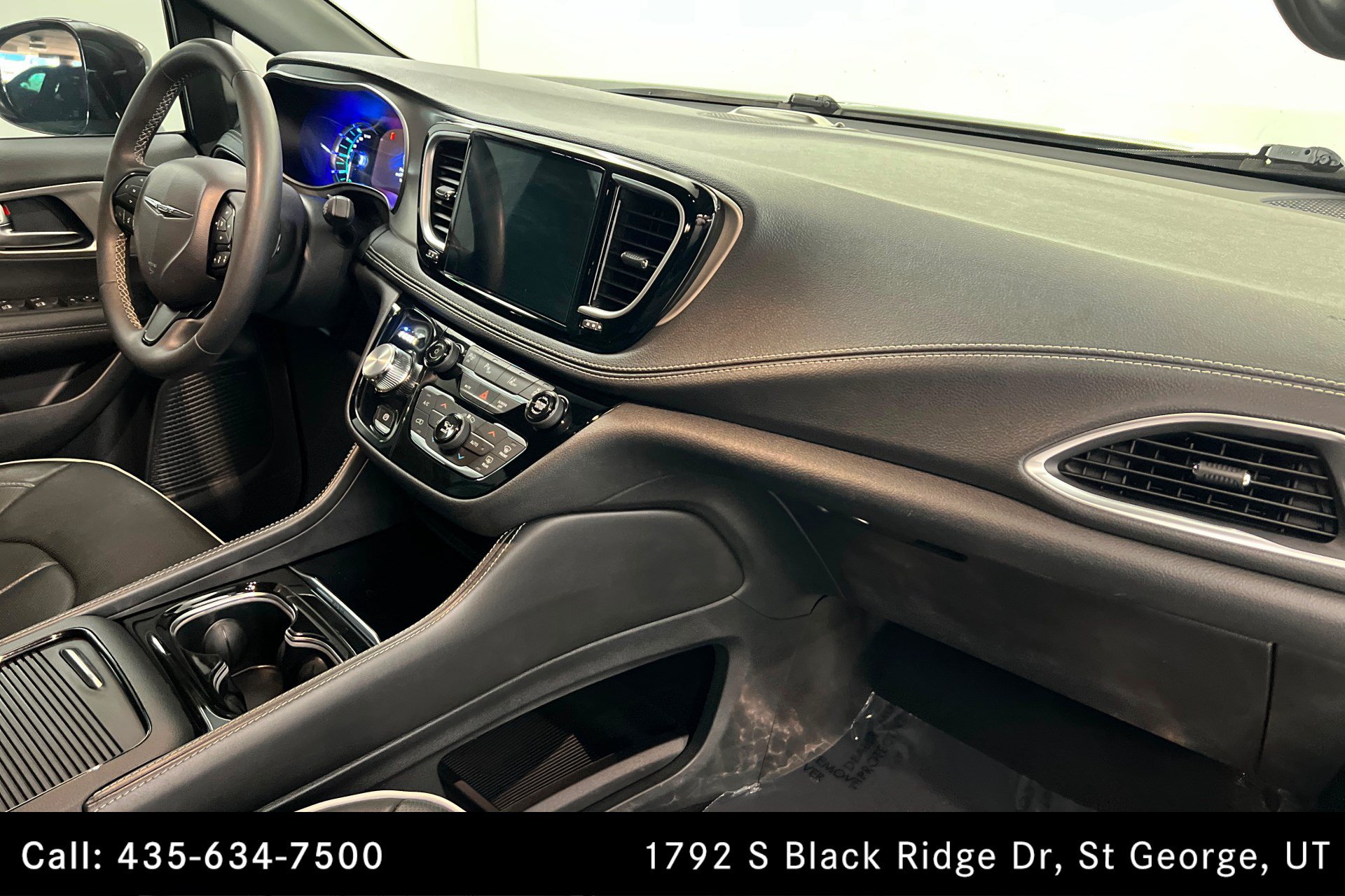 Used 2023 Chrysler Pacifica Limited w/ Uconnect Theater Family Group FWD image 23