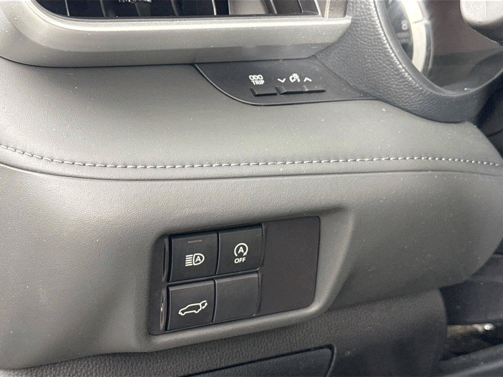 Used 2024 Toyota Highlander LE FWD image 14