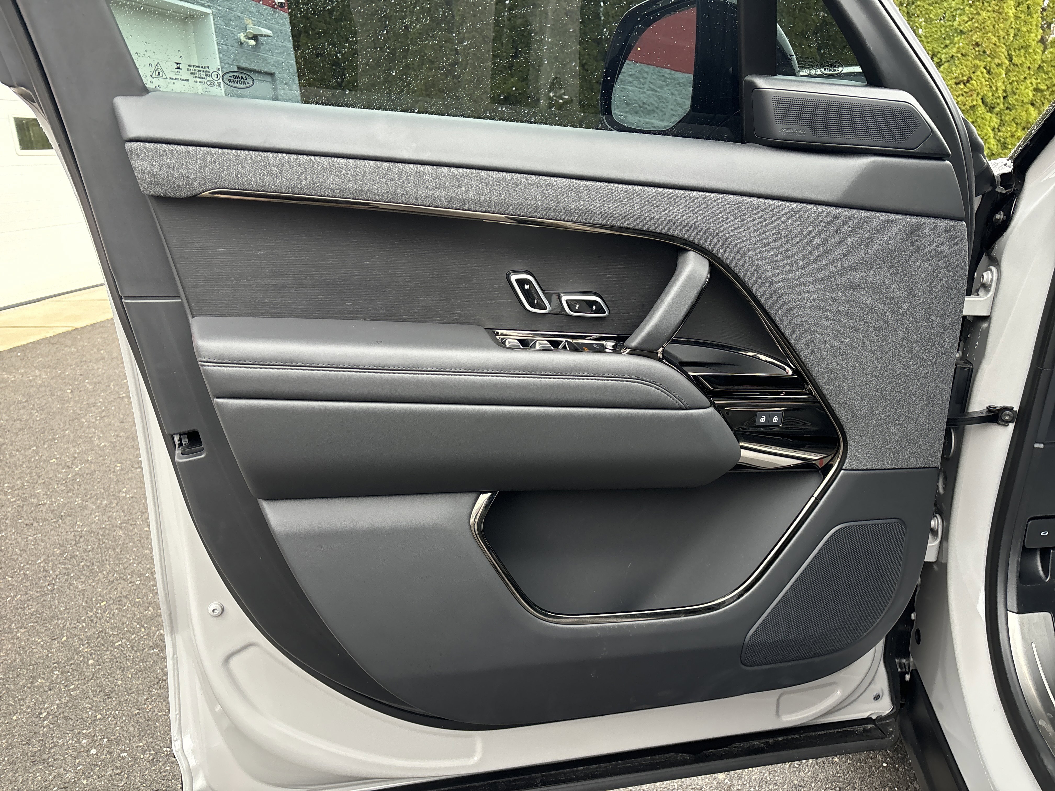 Used 2025 Land Rover Range Rover Sport SE image 16