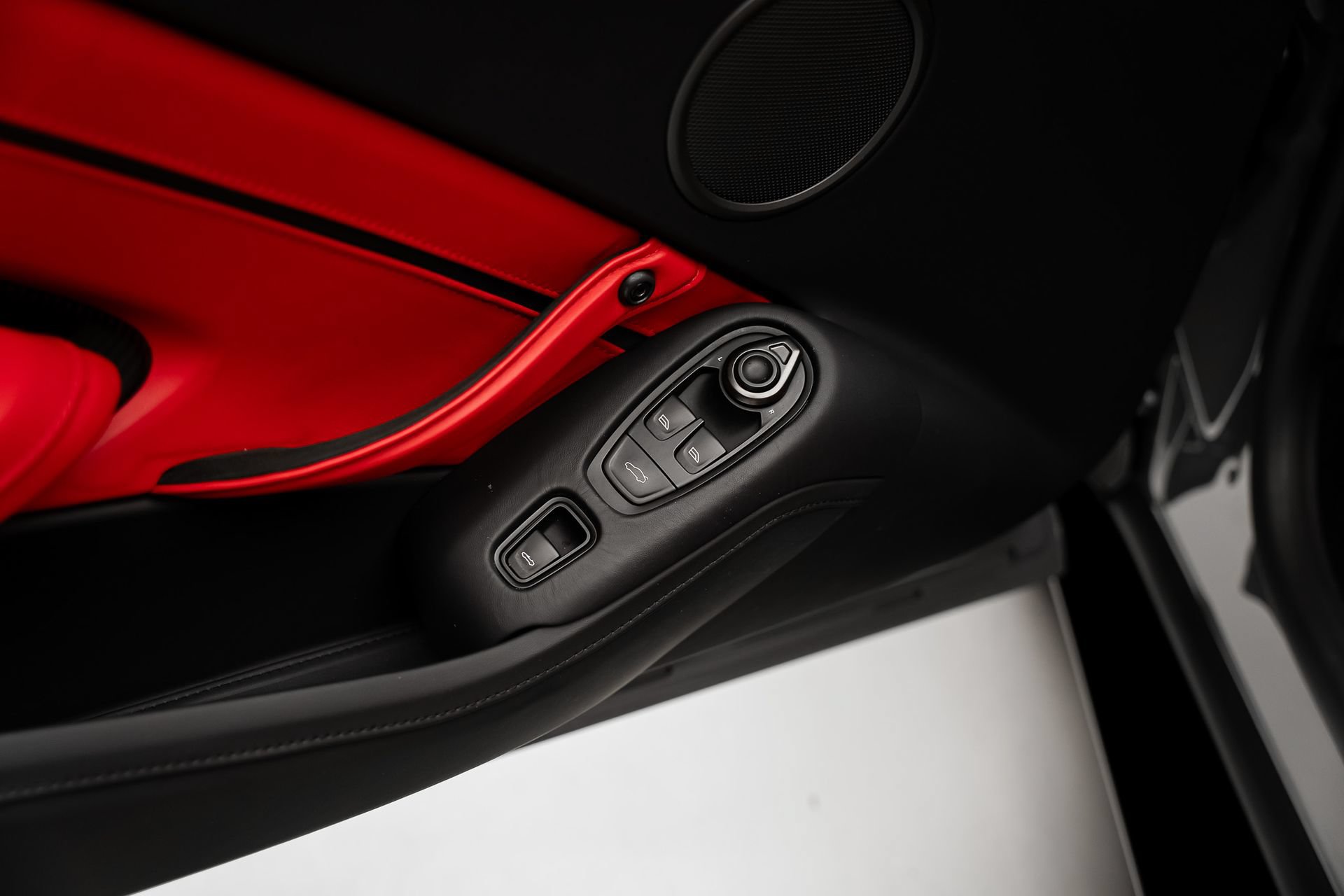 Used 2023 Aston Martin V8 Vantage Roadster RWD image 56