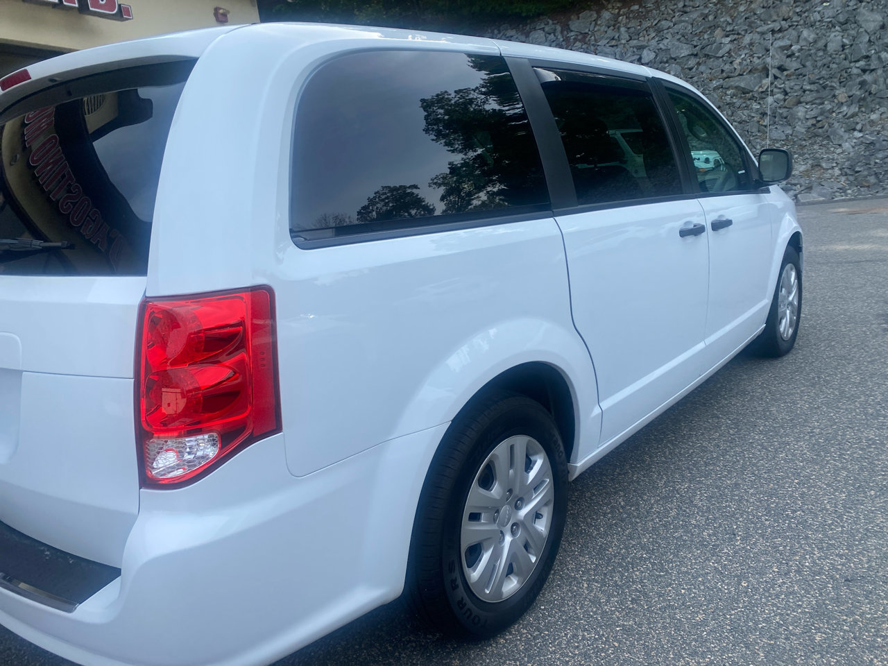 Used 2019 Dodge Grand Caravan SE w/ UConnect Hands-Free Group image 31