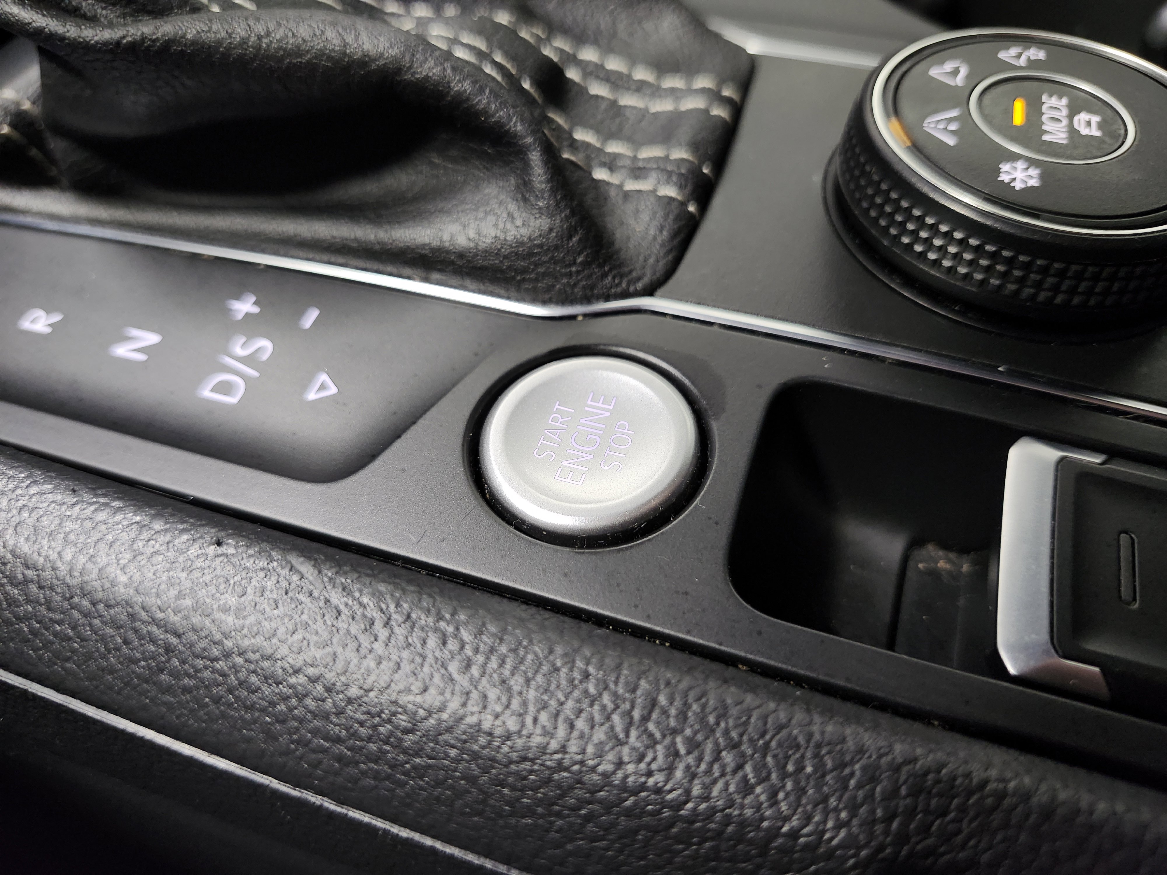 Used 2022 Volkswagen Atlas Cross Sport SE image 10