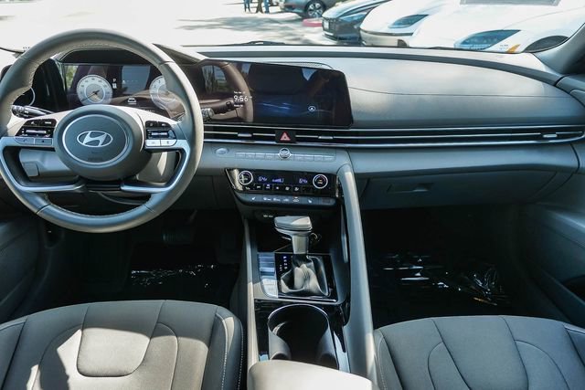 Certified 2025 Hyundai Elantra SEL FWD image 13