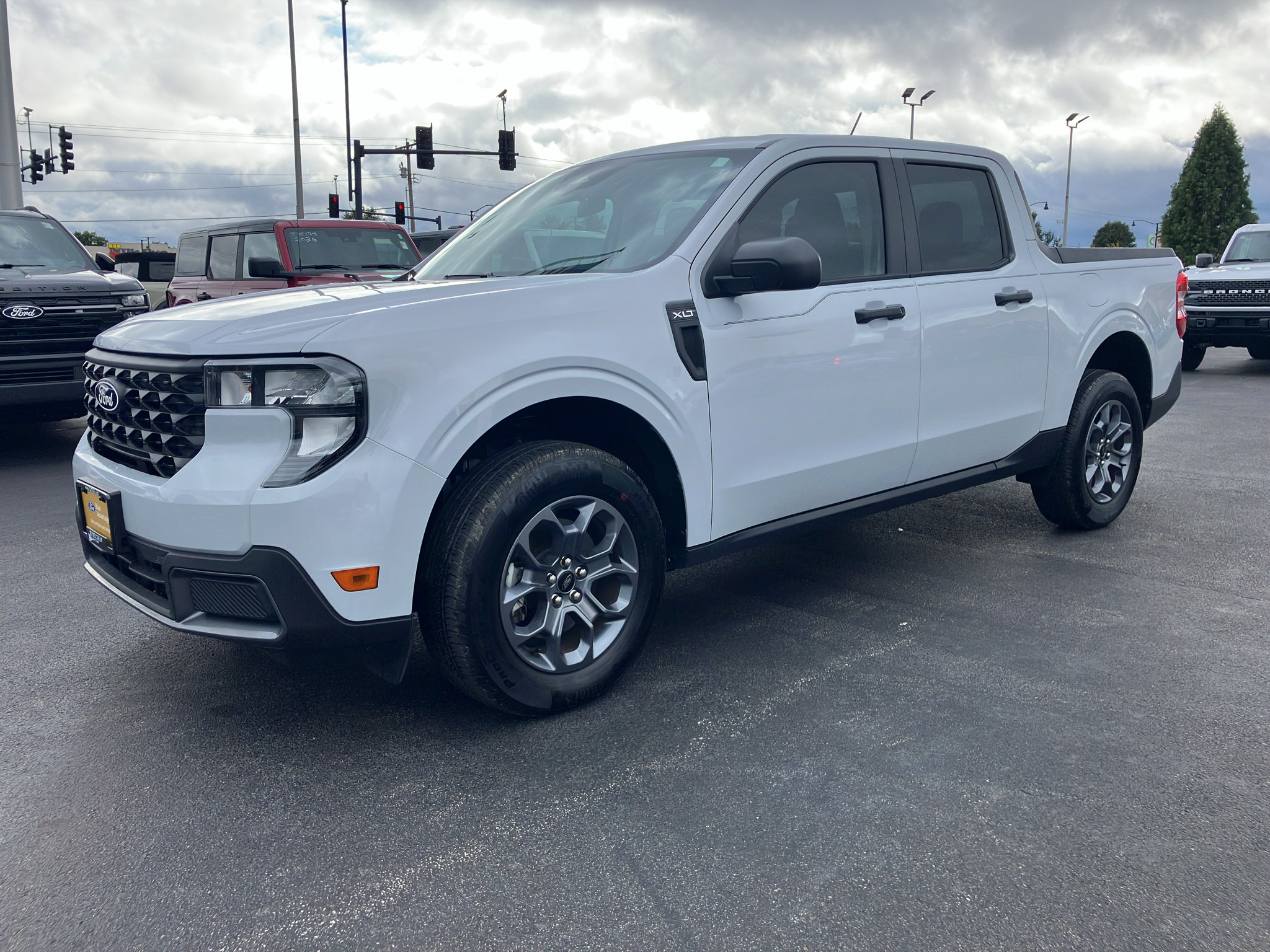 Used 2025 Ford Maverick XLT w/ Equipment Group 302A AWD/4WD image 2