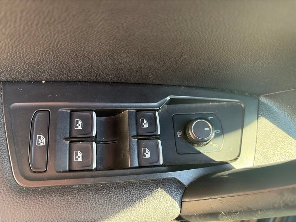 Used 2019 Volkswagen Tiguan SE FWD image 14