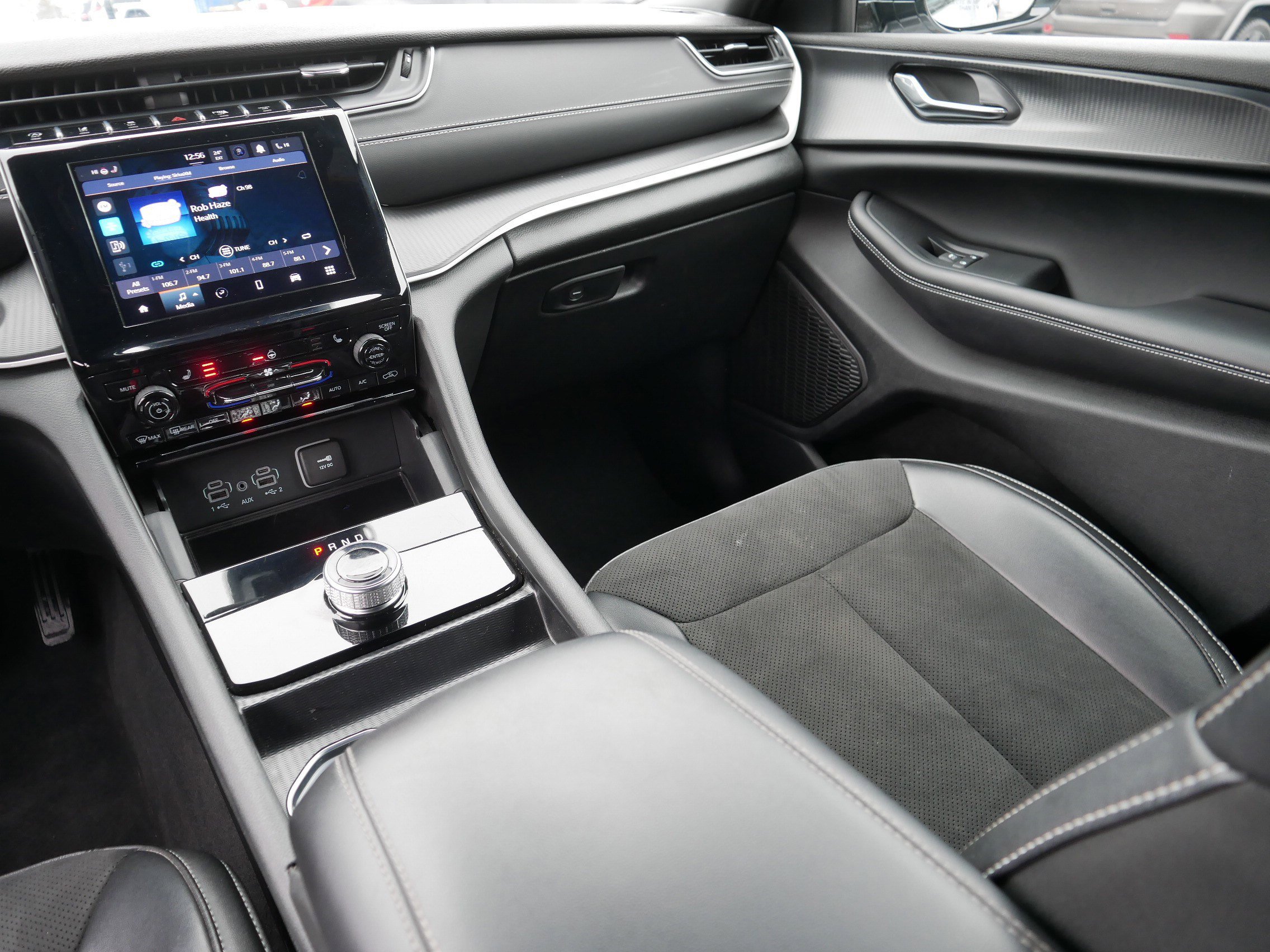 Used 2024 Jeep Grand Cherokee Altitude image 11