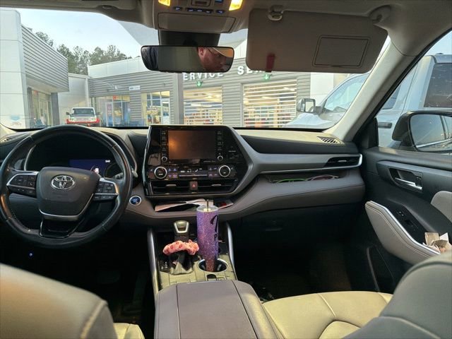 Used 2020 Toyota Highlander XLE image 16