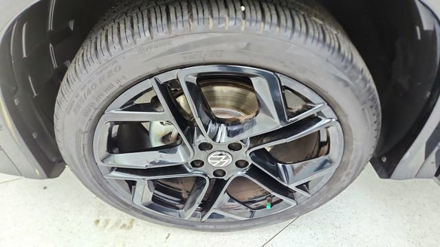 Used 2025 Volkswagen Tiguan SE R-Line image 57