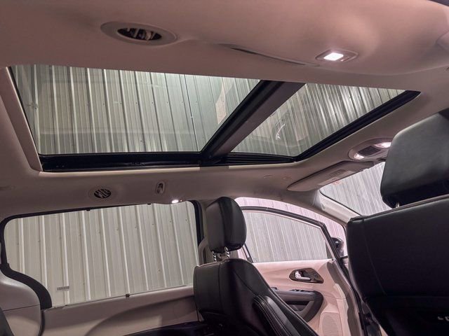 Used 2024 Chrysler Pacifica Limited image 30