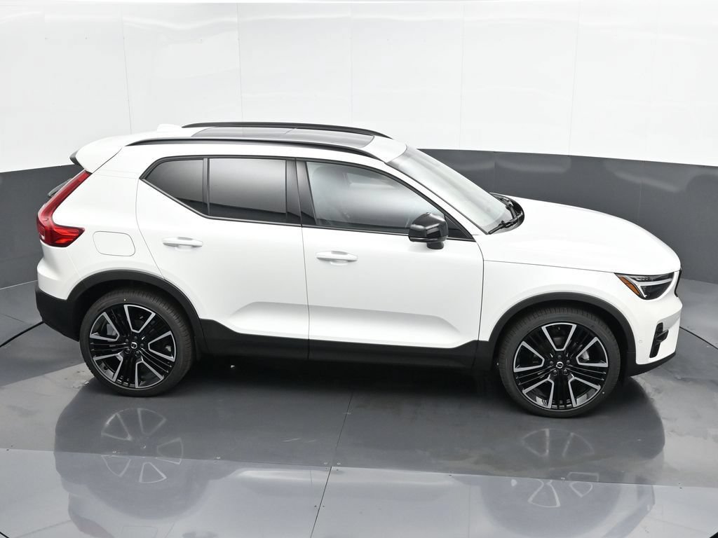 Used 2025 Volvo XC40 B5 Plus w/ Climate Package AWD/4WD image 32