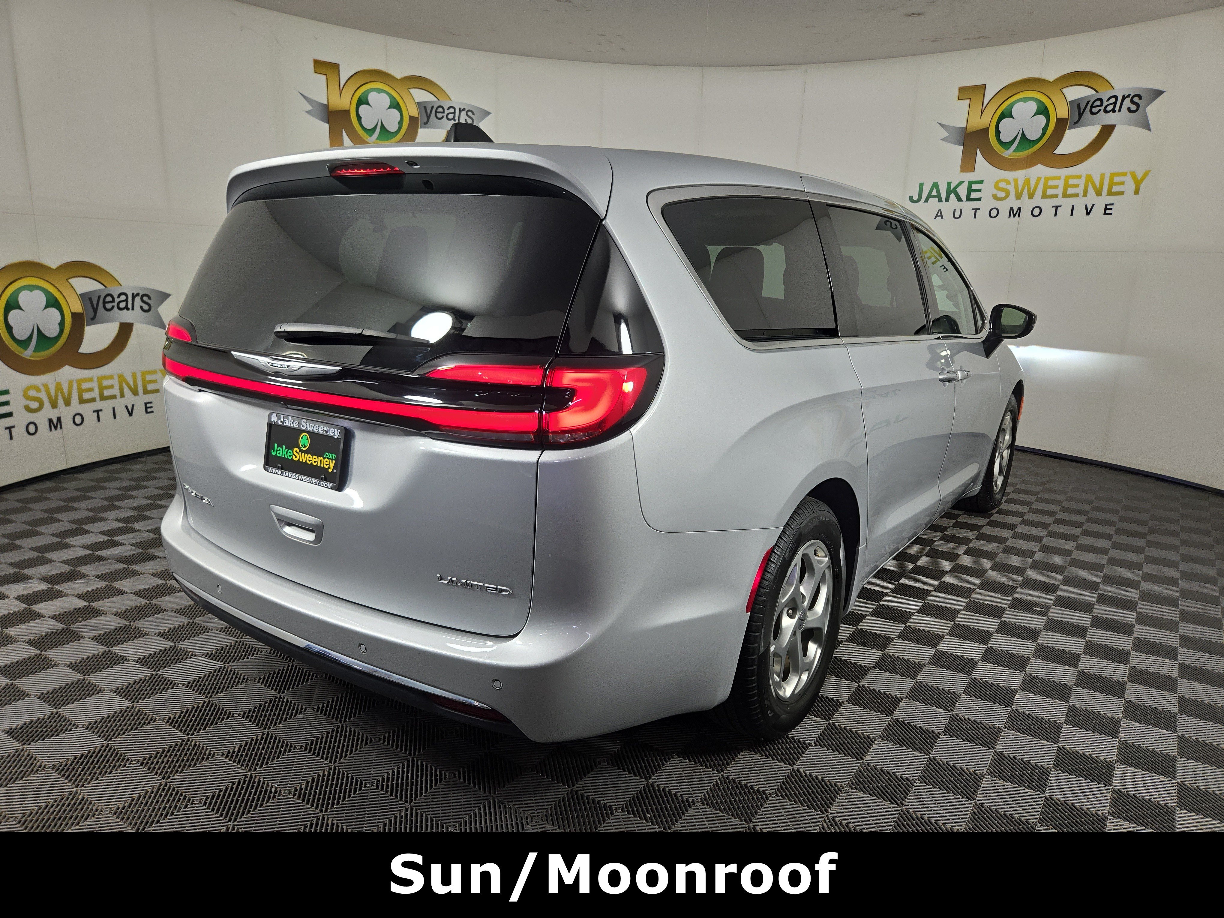 Used 2024 Chrysler Pacifica Limited FWD image 9