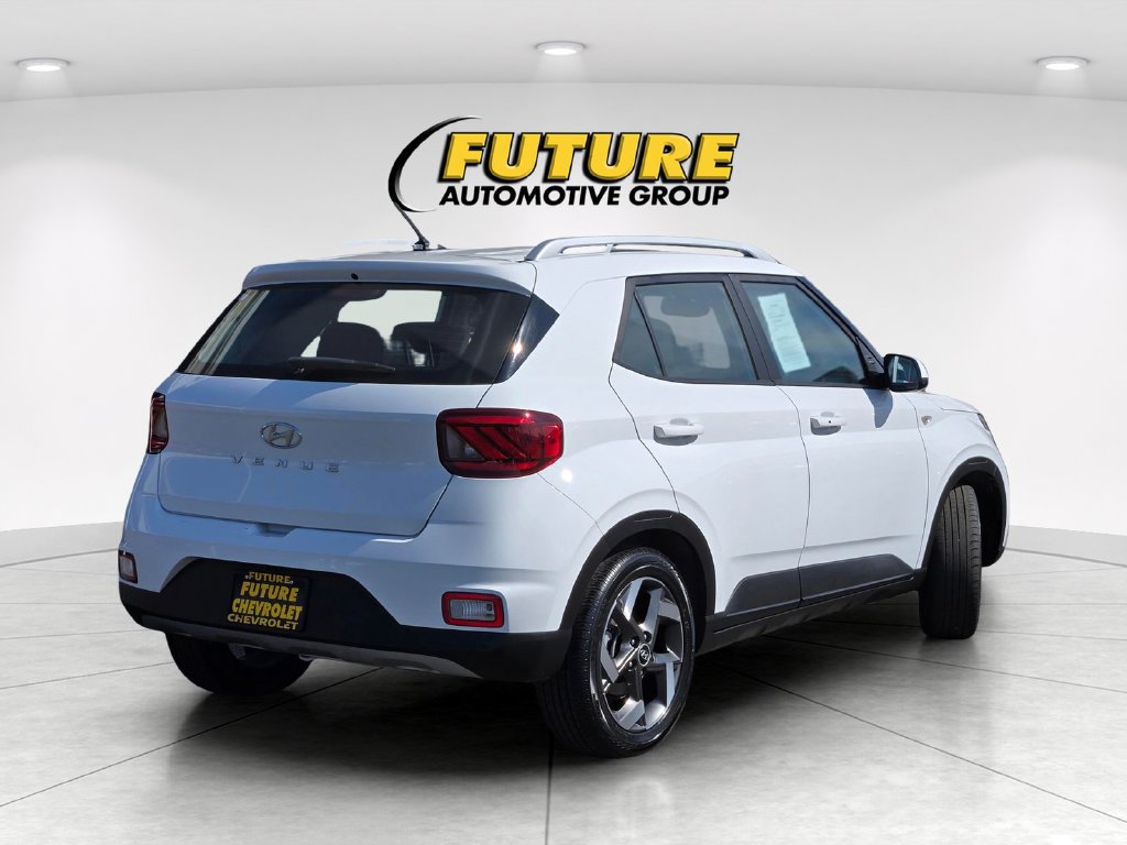 Used 2025 Hyundai Venue SEL FWD image 4