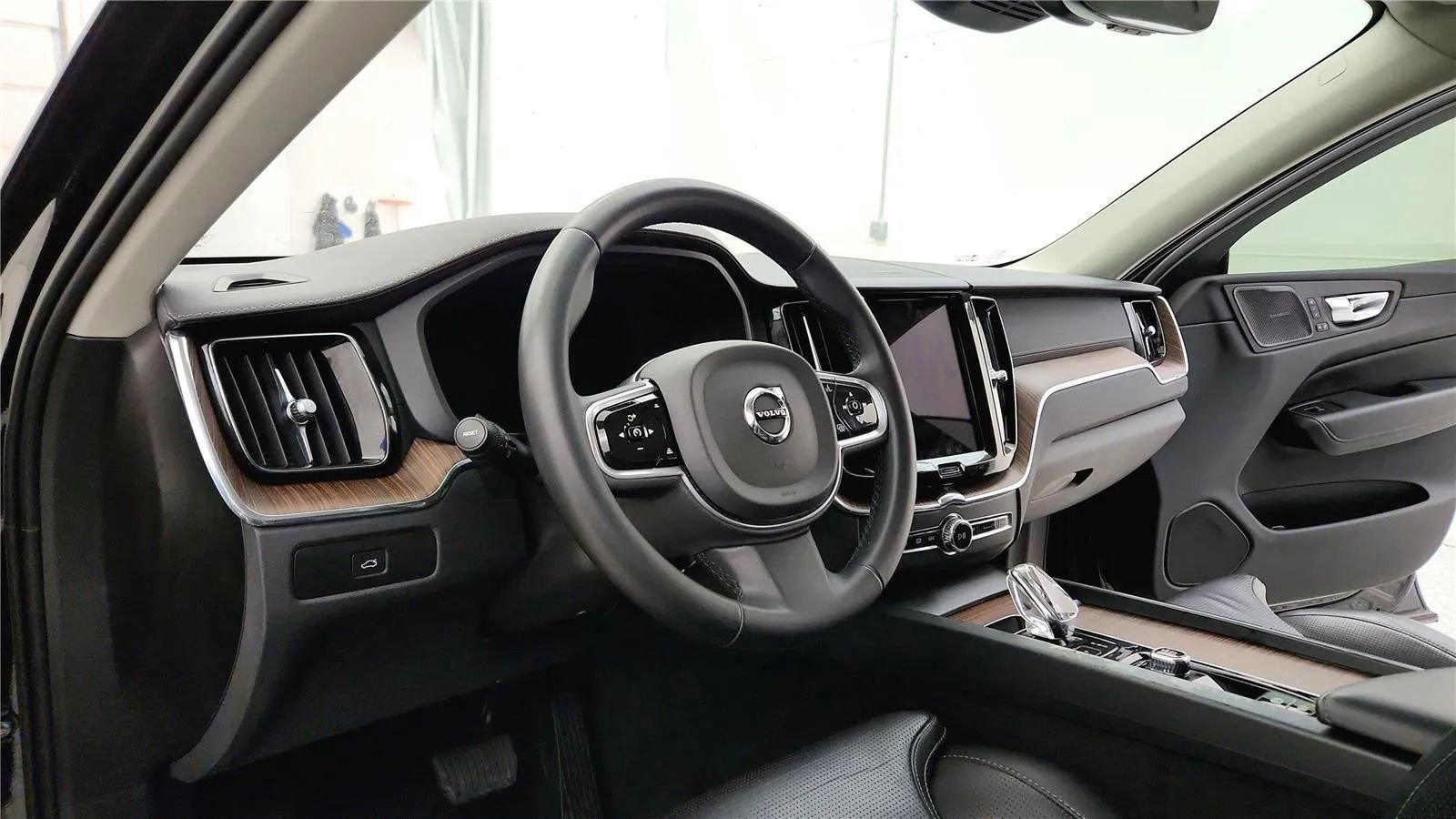 Used 2023 Volvo XC60 B5 Ultimate w/ Climate Package image 22