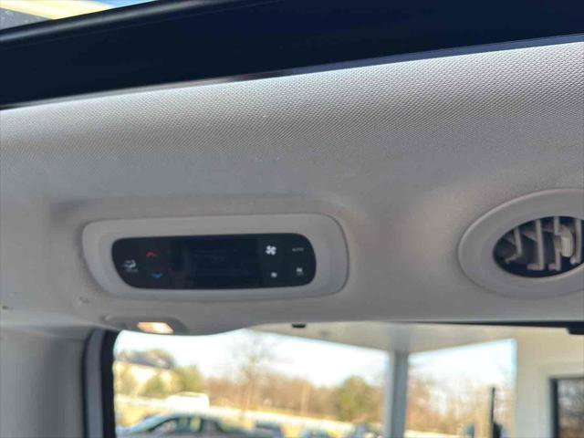 Used 2018 Chrysler Pacifica Limited image 35