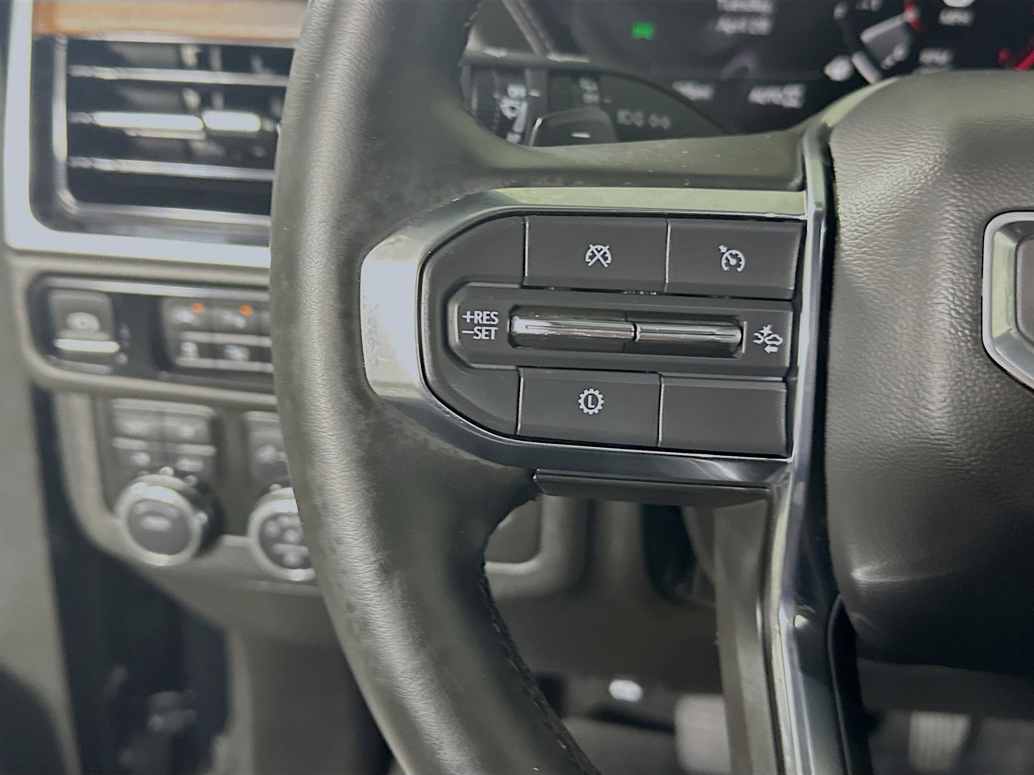 Used 2025 GMC Yukon Denali AWD/4WD image 16