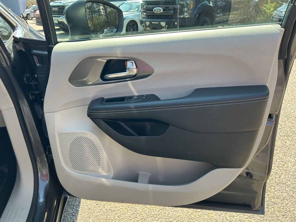 Used 2023 Chrysler Pacifica Touring-L image 24