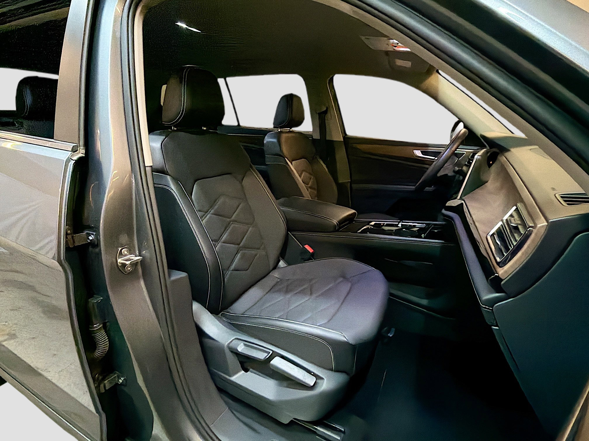 Used 2024 Volkswagen Atlas SE image 33