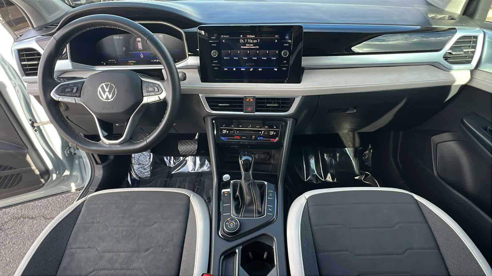 Used 2025 Volkswagen Taos SE w/ Panoramic Sunroof Package image 26